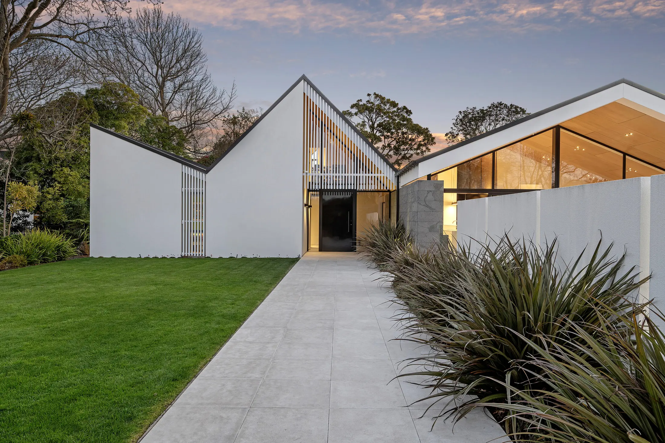 Gabled approach to 21A Hamilton Avenue